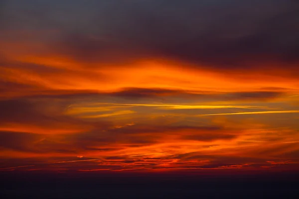 Nube oscura en el cielo rojo — Foto de Stock