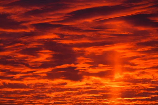 Dunkle Wolke am roten Himmel — Stockfoto