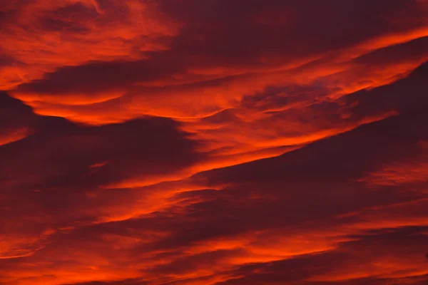 Nube oscura en el cielo rojo — Foto de Stock