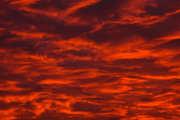 Dunkle Wolke am roten Himmel — Stockfoto