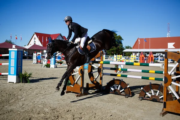 Torneo anual de salto espectáculo CSI 4 en Chernyahovsk — Foto de Stock