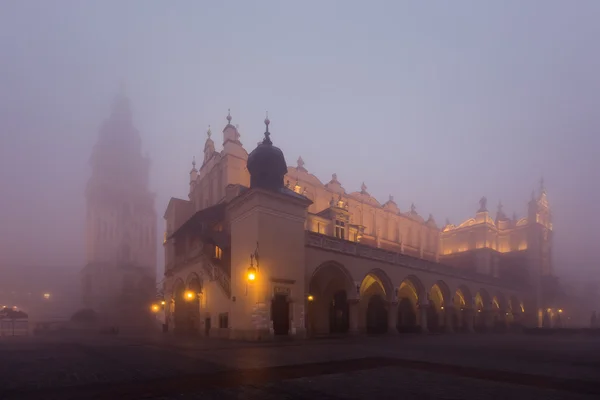 Marktplein in Krakau op ochtend mist — Stockfoto