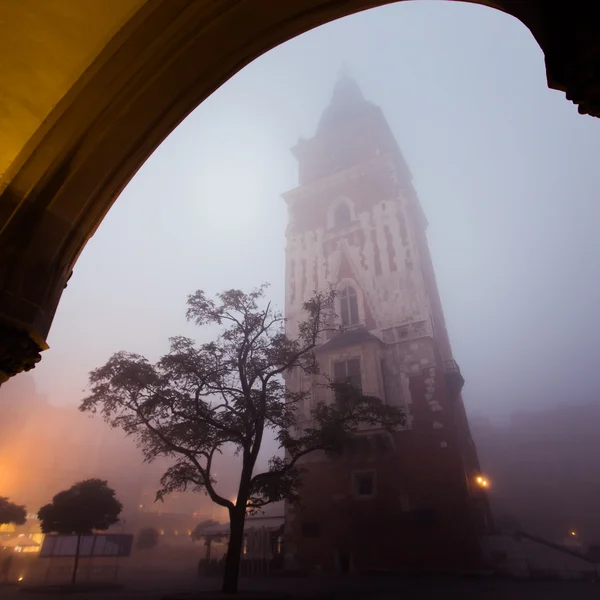 Oblouk na náměstí s trhem v Krakově v ranní mlze — Stock fotografie