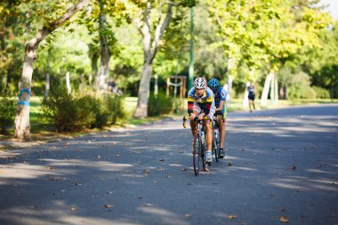 bisikletçiler caddede bisiklet sürme 