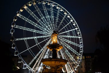 Dönme dolap ve anıt