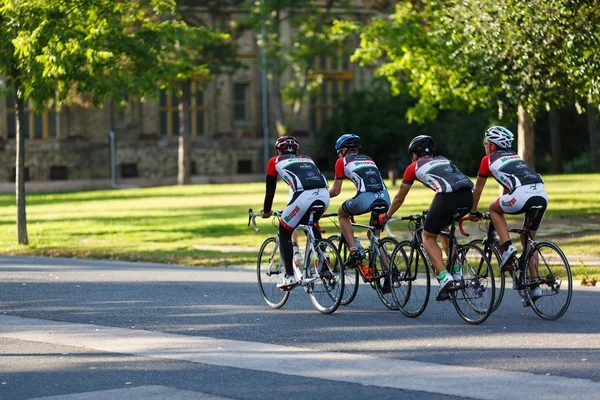 Cyclistes à vélo dans la rue — Photo