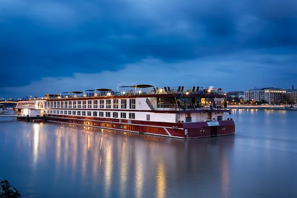 Корабль плывет по Дунаю в Будапеште — стоковое фото