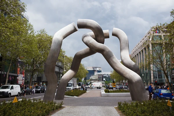 De sculptuur gebroken ketting in Berlijn op Tauentzienstrasse — Stockfoto