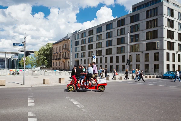 Glückliche Touristen fahren Velomobil — Stockfoto