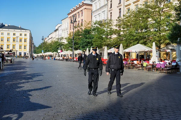 Policemen patrol the city — Stock Photo, Image