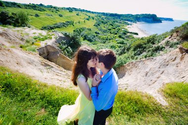 Aşıklar bir uçurumun üzerinde bir çifti