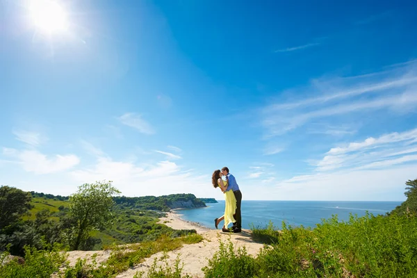 Un par de amantes en un acantilado — Foto de Stock