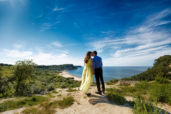 A pair of lovers on a cliff — Stock Photo, Image