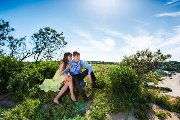 Para kochanków na klifie — Zdjęcie stockowe