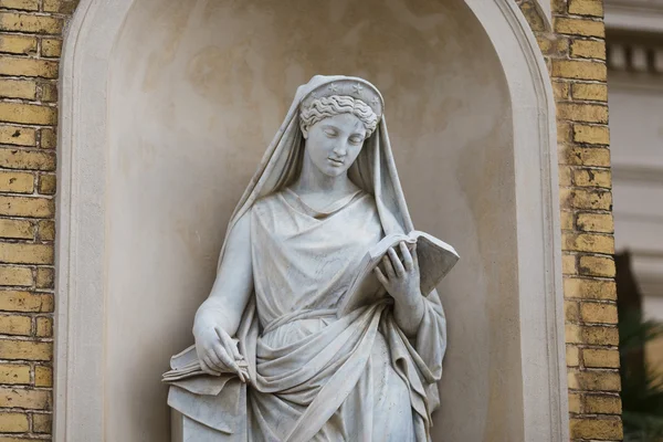 Statue in der Fassade des Palastes in sans souci — Stockfoto