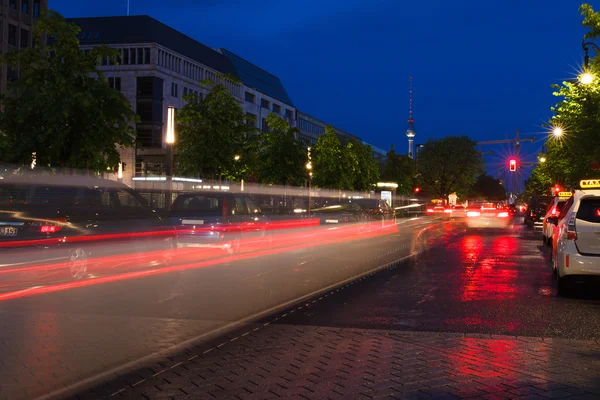 Straßenverkehr in der Nacht — Stockfoto