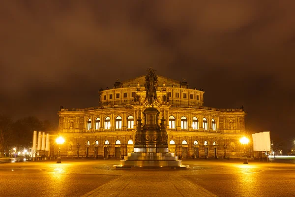 Pomnik króla Johann i Drezna Opera Theatre w nocy — Zdjęcie stockowe