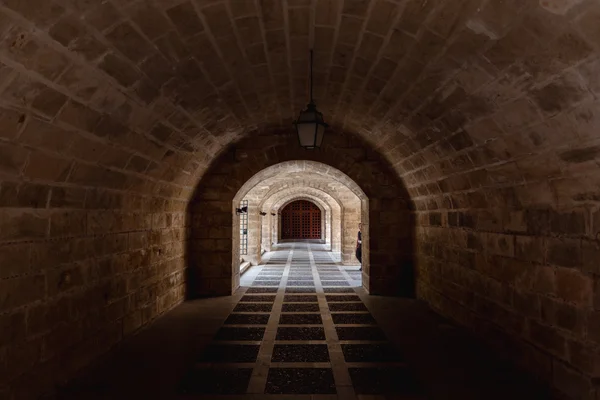 Arcos del túnel de la Almudaina y la Catedral de Mallorca — Foto de Stock