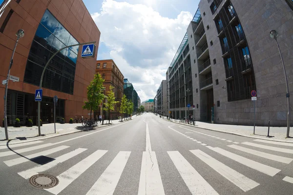 Crosswalk sur la rue vide de Berlin — Photo