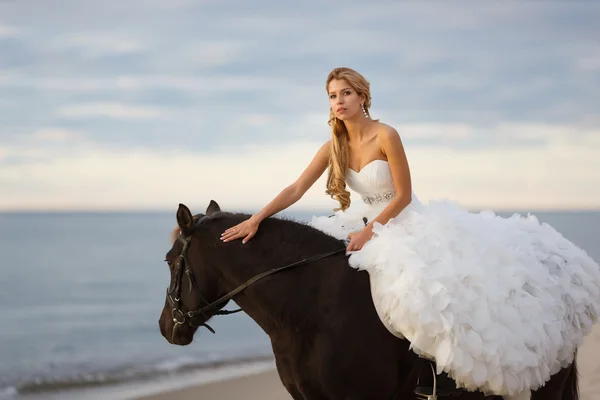 Mariée à cheval au bord de la mer — Photo