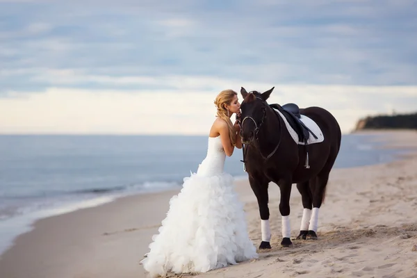 Braut mit Pferd am Meer — Stockfoto