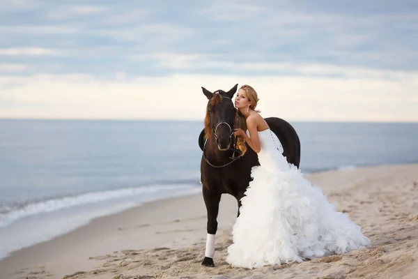 Braut mit Pferd am Meer — Stockfoto