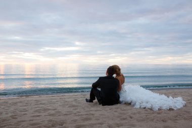 Sevgi dolu bir çift deniz kenarında kucaklayan