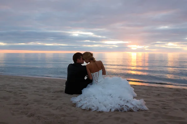 Sevgi dolu bir çift deniz kenarında kucaklayan — Stok fotoğraf