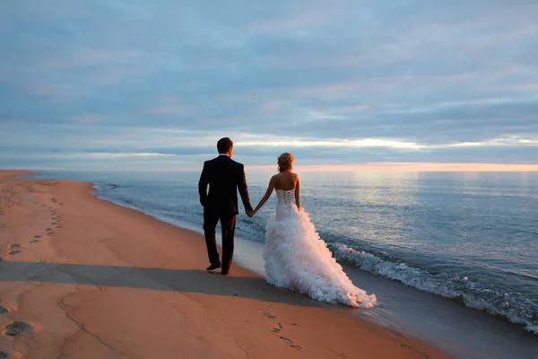 A loving couple walking by the sea coast — Stock Photo, Image