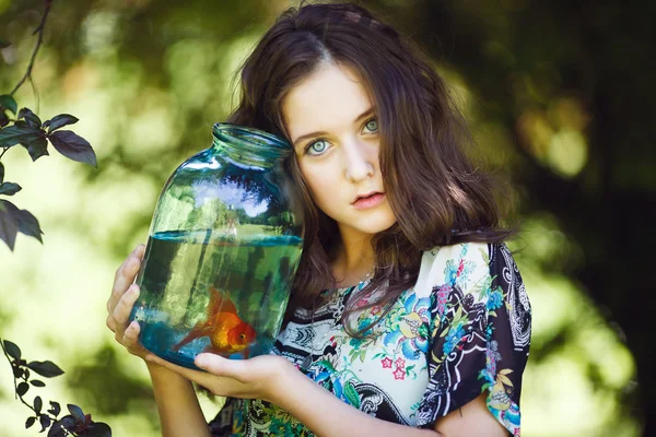 Krásná mladá dívka s zlatých ryb — Stock fotografie