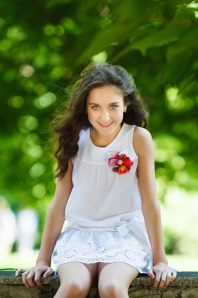 Retrato de menina bonita jovem em um parque — Fotografia de Stock