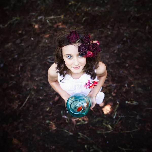 Menina bonita nova com peixe dourado — Fotografia de Stock