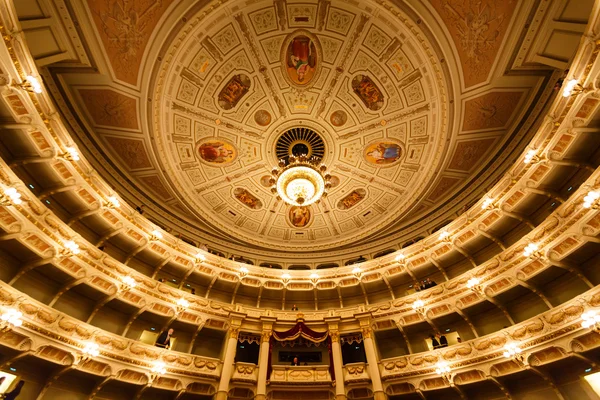 Dresden opera binası kapalı — Stok fotoğraf