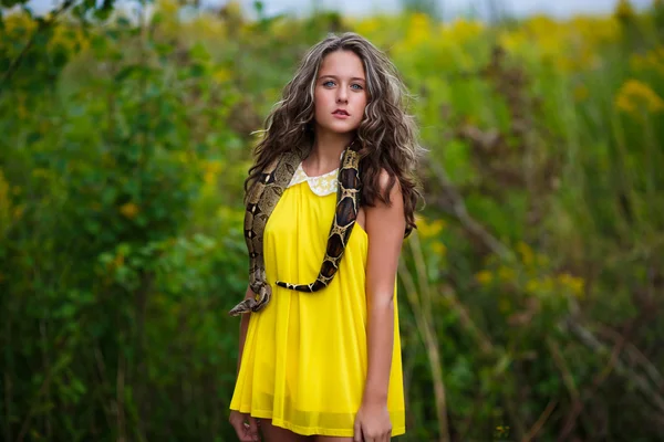 Hermosa joven con serpiente —  Fotos de Stock