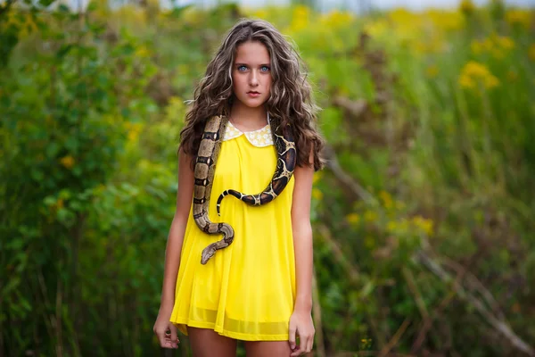 年轻漂亮的女孩，与蛇 — 图库照片