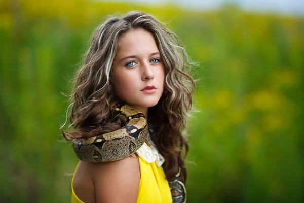 Hermosa joven con serpiente —  Fotos de Stock