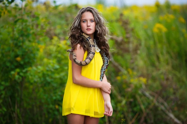 Hermosa joven con serpiente —  Fotos de Stock