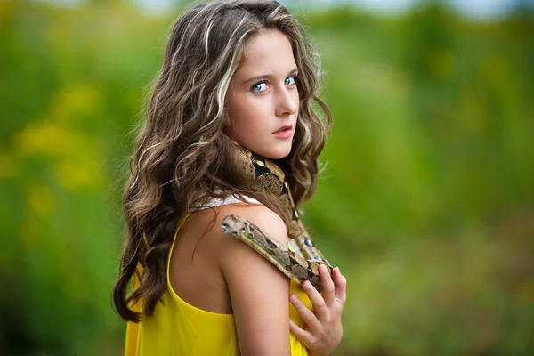 Bella ragazza con serpente — Foto Stock