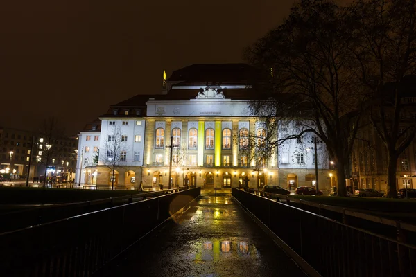 Divadla Schauspielhaus v noční době — Stock fotografie