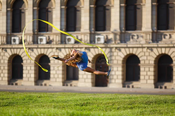 Joven chica hace splits — Foto de Stock