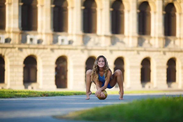 Молодая профессиональная гимнастка с мячом — стоковое фото