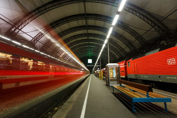 ドレスデン中央駅を列車します。 — ストック写真