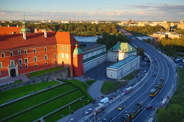 Королевский замок и дорога в Варшаве — стоковое фото