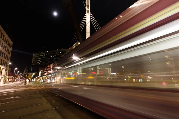 Nachtverkehr auf dem Postplatz — Stockfoto