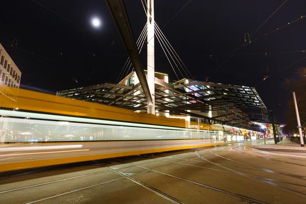 Nachtverkehr auf dem Postplatz — Stockfoto