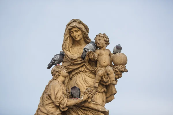 Doves on an ancient sculpture — Stock Photo, Image