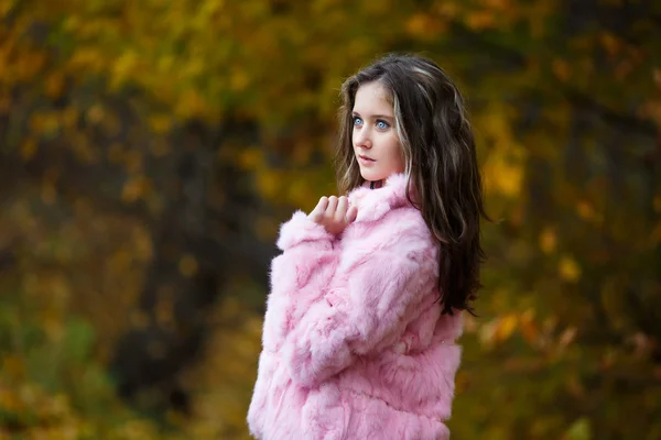 Vacker flicka i rosa päls — Stockfoto