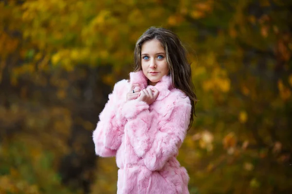 Krásná dívka v růžovém kožich — Stock fotografie