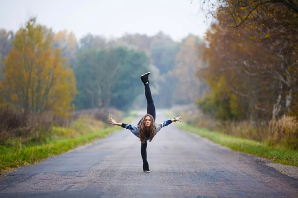 Young girl makes splits — Stock Photo, Image