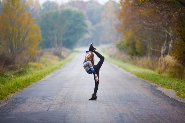 Joven chica hace splits — Foto de Stock